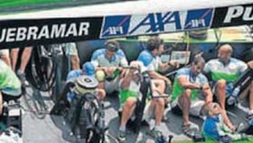 <b>GRAN TRIPULACIÓN. </b>Los integrantes del Desafío descansan en la 'bañera' en uno de los actos previos.