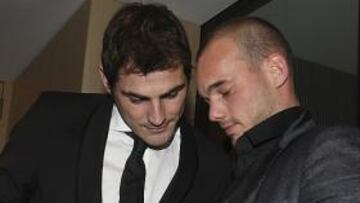 <b>INTERCAMBIO. </b>Casillas y Sneijder, atentos a sus móviles.