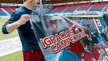 <b>PANCARTAS. </b>Nagore, con uno de los carteles de la celebración del ascenso que inundarán Soria.