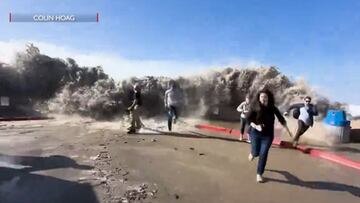 Una enorme ola arrasa una playa en California