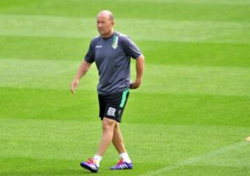 Gabriel Humberto Calderón sustituyó a Pepe Mel en el Betis en enero de 2014 y no fue capaz de mejorar la situación del club andaluz, descendiendo a Segunda División al final de temporada.