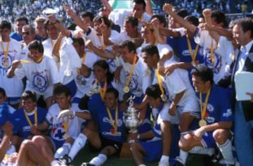 Campeón de Copa con Cruz Azul, en la temporada 1996-97