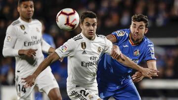Reguilón pelea un balón con Jaime Mata en el Getafe-Real Madrid.