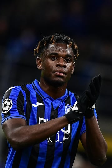 Atalanta pagó 14 millones de euros en julio de 2018 por el préstamo de Duván Zapata, para adquirirlo en totalidad debía pagar 12 millones más. Por lo que el delantero le costó en total al club, 26 millones de euros, uno más que la totalidad que pagó Juventus por Cuadrado.