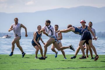 Curiosas fotografías tomadas desde el aire en la que se observa a un grupo de jugadores luchando por el balón en un campo de rugby flotante en el lago Lemán durante el Water Rugby Lausanne, un insólito torneo de tres días organizado por LUC Rugby que reunió a más de 240 jugadores en Lausana, en el oeste de Suiza.