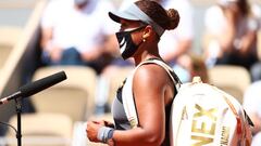 Naomi Osaka habla en la entrevista a pie de pista tras su victoria ante Patricia Maria Tig en Roland Garros.