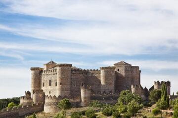 Su espectacular castillo medieval es uno de los principales reclamos para los visitantes gracias a las muchas historias que esconde tras sus muros, pero Belmonte tiene mucho m¨¢s que ofrecer, como la Colegiata de San Bartolom¨¦ o las imponentes murallas que custodiaban a grandes personalidades como Eugenia de Montijo.