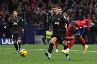 Matija Nastasic molesta a Memphis Depay que dispara mordido dentro del área y el balón sale desviado por la línea de fondo.