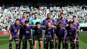 ELCHE, SPAIN - MARCH 11: The Real Valladolid CF team line up for a photo prior to kick off during the LaLiga Santander match between Elche CF and Real Valladolid CF at Estadio Manuel Martinez Valero on March 11, 2023 in Elche, Spain. (Photo by Francisco Macia/Quality Sport Images/Getty Images)