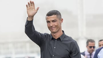 Cristiano Ronaldo saludando a su llegada al estadio J Village de Tur&iacute;n