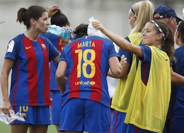 Las jugadoras del Barcelona hidratándose en uno de los descansos de la semifinal de la Copa de la Reina