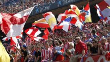 APOYO TOTAL. La afición del Atlético llenará el Calderón en el partido frente al Barcelona.