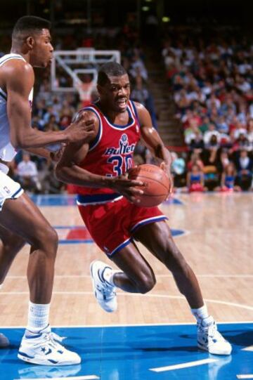 Bernard King de los Washington Bullets durante un partido en 1990 contra Sacramento Kings 