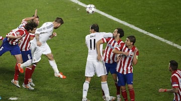 La décima Champions League del Real Madrid llegó en la temporada 2013-14 y lo hizo con mucho drama. Los blancos se midieron al Atlético de Madrid, su histórico rival de la ciudad, y al minuto 36 caían con un gol del uruguayo Diego Godín. Tras mucho intentar, el cuadro dirigido por Carlo Ancelotti no encontraba el empate y parecía que regresarían a casa con la derrota en las maletas. Sin embargo, al minuto 93 se elevó más que cualquier otro futbolista en un tiro de esquina, remató de cabeza para vencer a Thibaut Courtois y dejó 1-1 el luminoso en el Estadio Da Luz de Lisboa. Ya en el tiempo extra se consumó la remontada del Real Madrid, que terminó por ganar 4-1 ante unos desanimados ‘Colchoneros’.