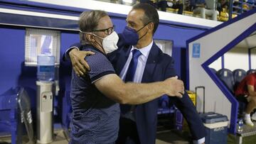 Saludo entre Anquela y Oltra antes del partido