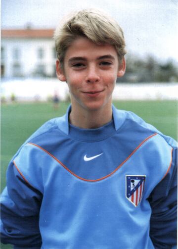 Con 9 años fichó por el Atlético de Madrid. Su padre le llevaba a los entrenamientos cada días hasta que, a los 18 años, se sacó el carnet de conducir.