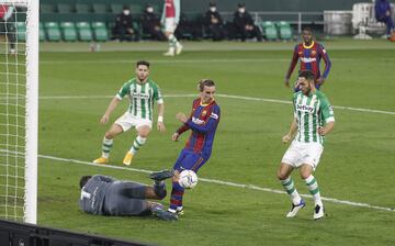 El jugador del Betis, Víctor Ruiz, marca en propia puerta el 1-2 para el Barcelona. 
 
