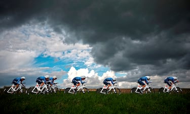 Los ciclistas del Groupama-FDJ United ruedan en grupo durante la tercera etapa de la París-Niza, una contrarreloj por equipos de 23,5 km entre Cosne-Cours-sur-Loire y Pouilly-sur-Loire. En el momento de realizar la foto, un cielo plomizo, con densos nubarrones, amenazaba con descargar agua sobre la carrera. La victoria fue para el Ineos Grenadiers.