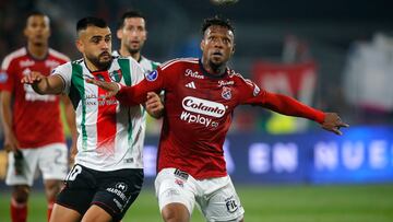 . SANTIAGO (CHILE), 14/08/2024.- Misael Dávila (i) de Palestino disputa el balón con Leyser Chaverra de Medellín este miércoles, en el partido de ida de octavos de final de la Copa Sudamericana entre Palestino e Independiente Medellín (DIM) en el estadio Nacional Julio Martínez Prádanos en Santiago (Chile). EFE/ Esteban Garay