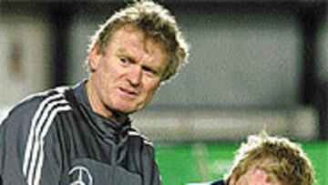 <B>CON SU MAESTRO</B>. Kahn atendió ayer los consejos de Sepp Maier.