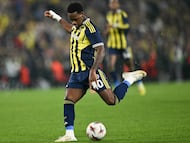 Fenerbahce's Colombian forward #10 Jhon Duran kicks the ball during the UEFA Europa League 1st round day 3 football match between Fenerbahce and Stuttgart at the Chobani Stadium, in Istanbul, on October 23, 2025. (Photo by Ozan KOSE / AFP)