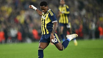 Fenerbahce's Colombian forward #10 Jhon Duran kicks the ball during the UEFA Europa League 1st round day 3 football match between Fenerbahce and Stuttgart at the Chobani Stadium, in Istanbul, on October 23, 2025. (Photo by Ozan KOSE / AFP)