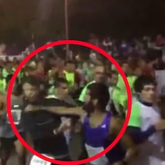 ¡Se volvió loco en plena carrera y golpeó en la cara a atleta!