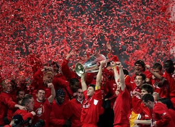 Steven Gerrard levanta la Champions League de 2005, en la que Finnan fue partícipe.