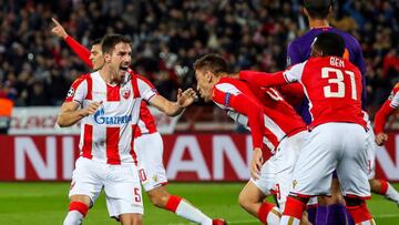SUKI04. BELGRADO (SERBIA), 06/11/2018.- El delantero serbio del Estrella Roja de Belgrado Milan Pavkov (c) celebra con sus compañeros tras marcar el 1-0 durante su encuentro perteneciente al grupo C de la Liga de Campeones disputado ante el Liverpo