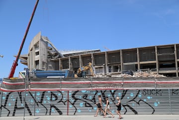 Con la tercera grada demolida casi en su totalidad, las obras de remodelacin del Camp Nou avanzan hasta el momento segn los plazos establecidos.