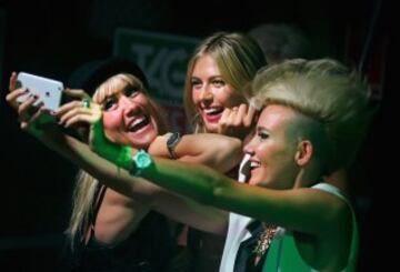 Maria Sharapova con Miriam Nervo y Olivia Nervo de NERVO en la fiesta TAG Heuer en Ms Collins en Melbourne, Australia.