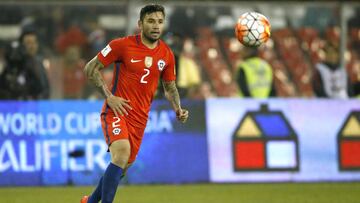 Futbol, Chile vs Bolivia.
 Eliminatorias mundial Rusia 2018. 
 El jugador de Chile Eugenio Mena controla el balon durante el partido clasificatorio al mundial de Rusia 2018 contra Bolivia disputado en el estadio Monumental de Santiago, Chile. 
 06/09/2016