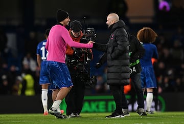 Marc Guiu y Enzo Maresca, jugador y entrenador del Chelsea, se saludan sonrientes tras la victoria ante el Shamrock Rovers en Conference League.