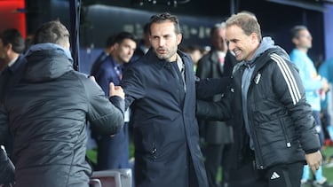 Rubén Baraja saluda a Jagoba Arrasate.