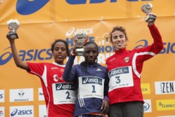 La keniana Poline Wanjiru en el centro de la imagen, la española Rehima Serro en la izquierda y la portuguesa Clarisse Cruz en el podio tras conseguir hoy el primero, segundo y tercer puesto, respectivamente, en el ASICS Medio Maratón de Madrid.