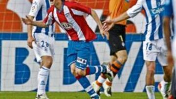 <b>LA ESTRELLA. </b> Ignacio Camacho celebra con una alegría inmensa uno de los dos goles que le marcó en el partido de ayer al Recre. Fue su estreno goleador en Primera.