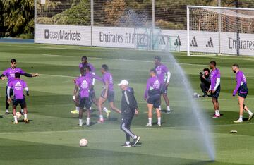 Ancelotti supervisa el entrenamiento de esta mañana, mientras los jugadores hacen un rondo.