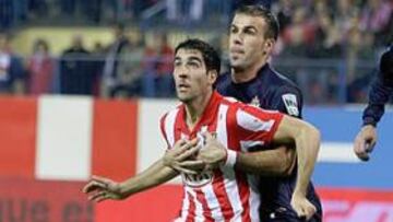 <b>POSIBLE PENALTI.</b> Bilic abraza a Raúl García dentro del área, impidiéndole el salto para el remate. Detrás, Botía, Ujfalusi, Domínguez y Gregory se preparan para cabecear.