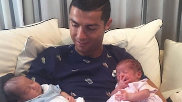 Cristiano present&oacute; ayer a sus gemelos en redes sociales. 