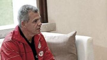 <b>ENCUENTRO. </b>Javier Aguirre durante su visita a la residencia del presidente de México, Calderón.