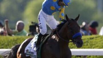 Espinoza celebra sobre American Pharoah el triunfo.