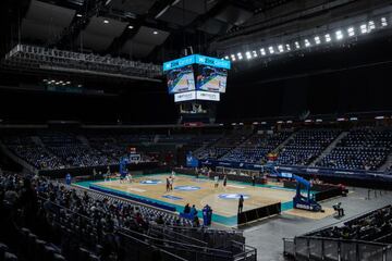 El WiZink Center, con público, durante el partido de cuartos del playoff entre el Movistar Estudiantes y el Lointek Gernika.