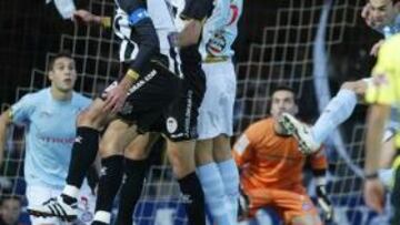 <b>POR LOS AIRES. </b>Las aspiraciones del Cartagena de acercarse al trío de cabeza se esfumaron con la goleada celtiña en el Cartagonova.