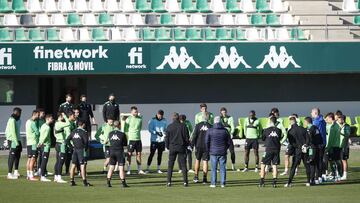 Pellegrini, con sus jugadores. 