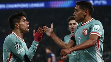 Giuliano Simeone y Nahuel Molina celebran el 1-1 del Atlético al PSG, marcado por el segundo a pase del primero.