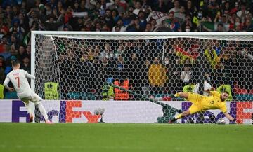 Gianluigi Donnarumma detiene a Morata el penalti decisivo en la tanda que dio el pase a la final de la Euro 2021 a Italia.