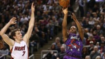 Kyle Lowry lanza ante Goran Dragic.