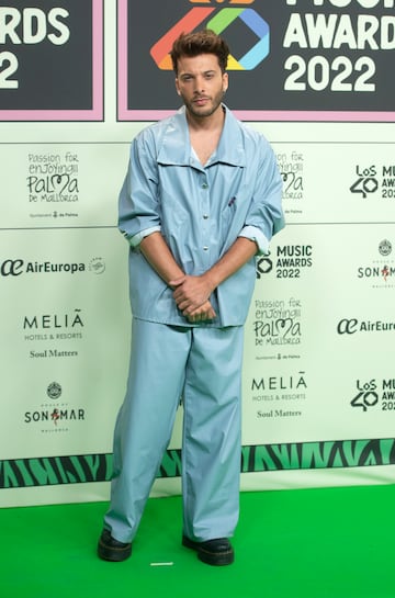 El cantante Blas Cant¨® posa en el photocall de la alfombra roja de Los40 Music Awards 2022.