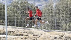 Diego Costa se 'picó' con Morata en la subida de la nueva cuesta del Profe Ortega. El de Lagarto tuvo que retirarse del entrenamiento tras subirla dos veces (por la parte con menos pendiente pero más larga). Las dos veces le ganó, pero el esfuerzo le pasó factura y Costa sufrió un leve malestar por el esfuerzo. 