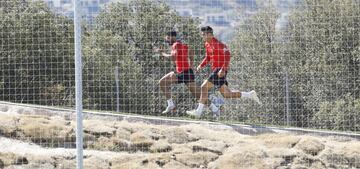 Diego Costa se 'picó' con Morata en la subida de la nueva cuesta del Profe Ortega. El de Lagarto tuvo que retirarse del entrenamiento tras subirla dos veces (por la parte con menos pendiente pero más larga). Las dos veces le ganó, pero el esfuerzo le pasó factura y Costa sufrió un leve malestar por el esfuerzo. 